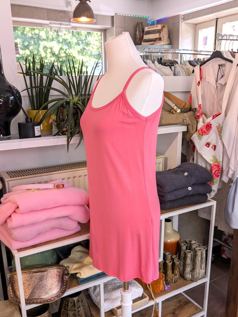 Dieses ultra-lange Top aus weicher Viskose in einem lebendigen Pink setzt modische Akzente und sorgt für ein angenehmes Tragegefühl. Hol`es Dir jetzt!