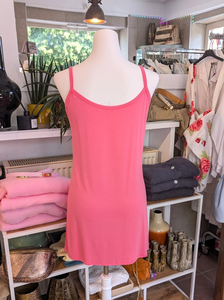 Dieses ultra-lange Top aus weicher Viskose in einem lebendigen Pink setzt modische Akzente und sorgt für ein angenehmes Tragegefühl. Hol`es Dir jetzt!