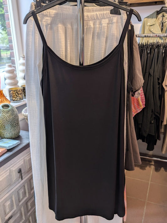 Genieße den Sommer in diesem beliebten sehr langen Top in elegantem Schwarz aus bequemer Baumwolle und in lässiger Passform!