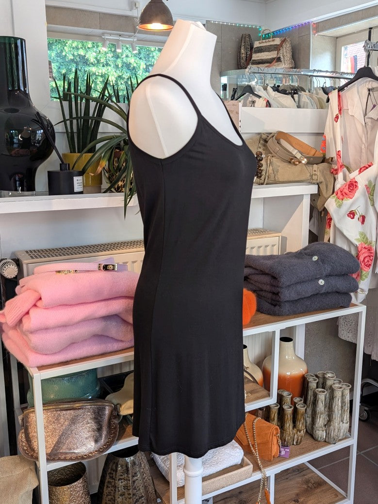 Genieße den Sommer in diesem beliebten sehr langen Top in elegantem Schwarz aus bequemer Baumwolle und in lässiger Passform!