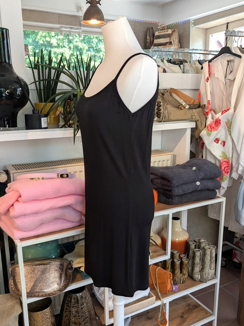 Genieße den Sommer in diesem beliebten sehr langen Top in elegantem Schwarz aus bequemer Baumwolle und in lässiger Passform!