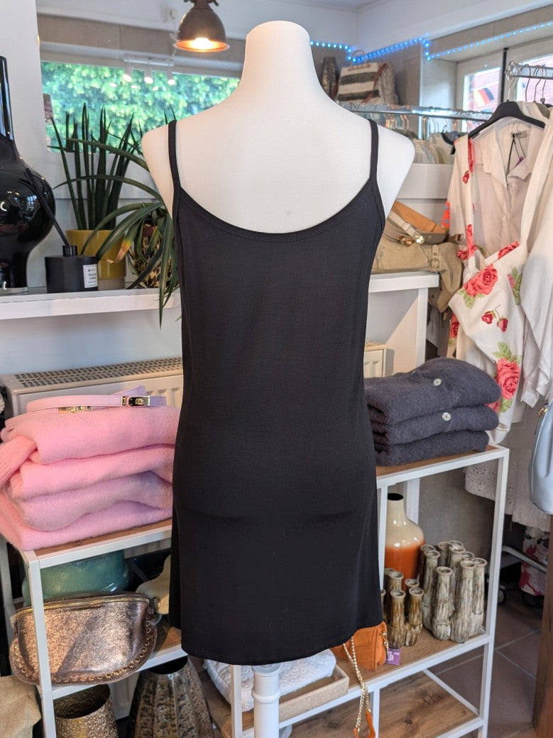 Genieße den Sommer in diesem beliebten sehr langen Top in elegantem Schwarz aus bequemer Baumwolle und in lässiger Passform!