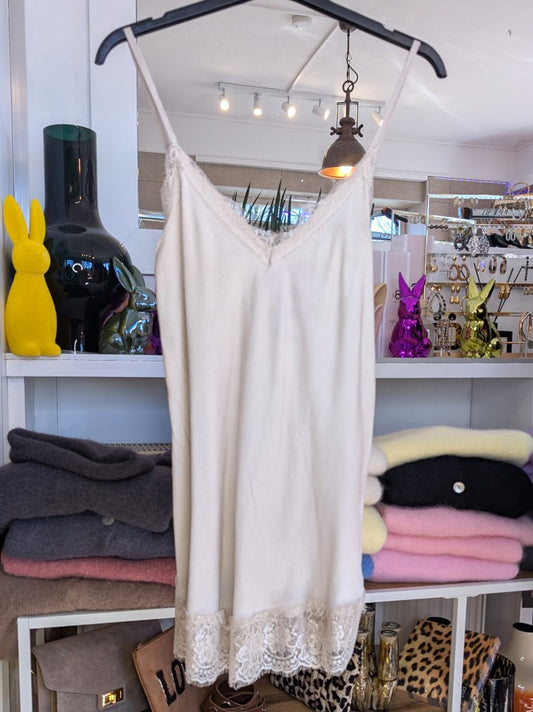 Elegantes seidiges symmetrisches Viskose Satin Top in trendigem Beige, verfeinert durch zarte Spitzendetails. Qualität und Komfort, den Sie verdienen!