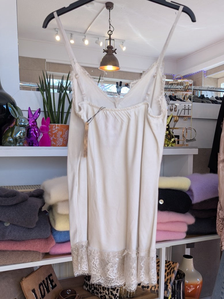 Elegantes seidiges symmetrisches Viskose Satin Top in trendigem Beige, verfeinert durch zarte Spitzendetails. Qualität und Komfort, den Sie verdienen!
