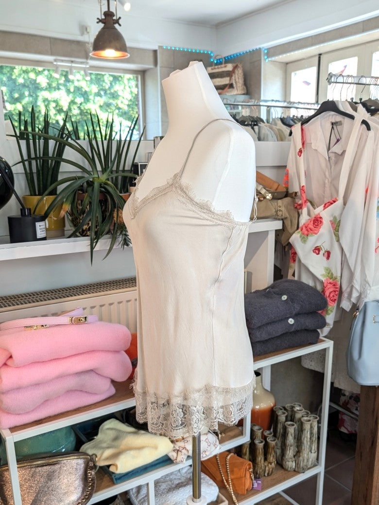 Elegantes seidiges symmetrisches Viskose Satin Top in trendigem Beige, verfeinert durch zarte Spitzendetails. Qualität und Komfort, den Sie verdienen!
