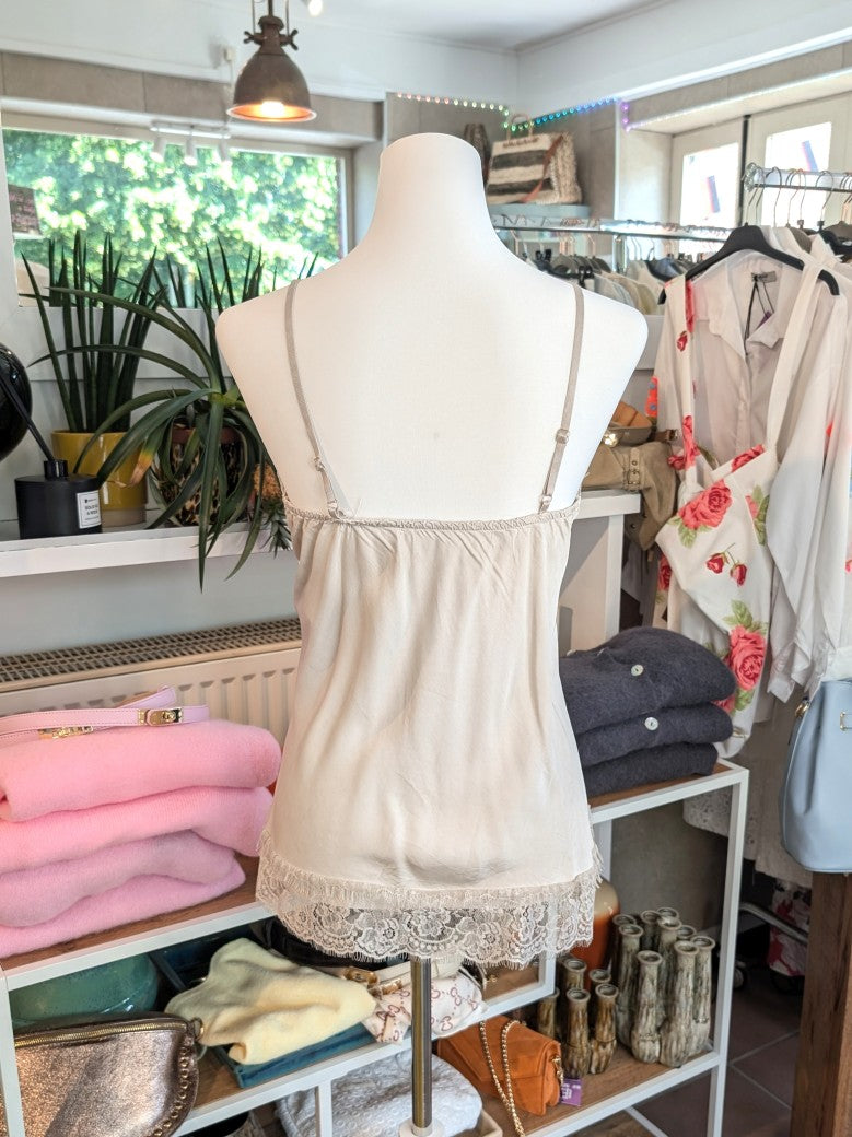 Elegantes seidiges symmetrisches Viskose Satin Top in trendigem Beige, verfeinert durch zarte Spitzendetails. Qualität und Komfort, den Sie verdienen!