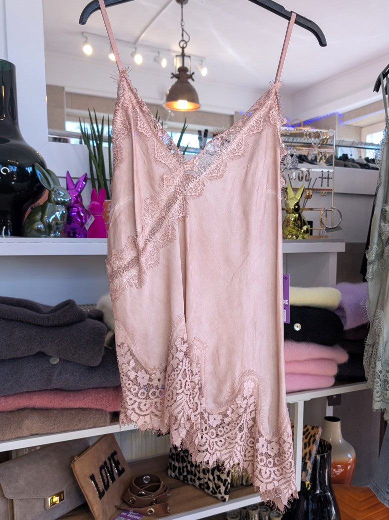 Elegantes seidiges asymmetrisches Viskose Satin Top in trendigem Altrosa, verfeinert durch zarte Spitzendetails. Qualität und Komfort, den Sie verdienen!