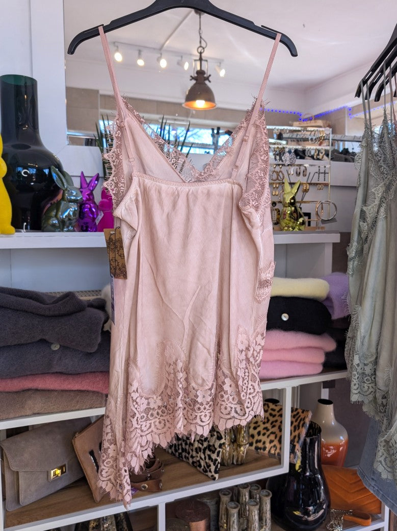 Elegantes seidiges asymmetrisches Viskose Satin Top in trendigem Altrosa, verfeinert durch zarte Spitzendetails. Qualität und Komfort, den Sie verdienen!