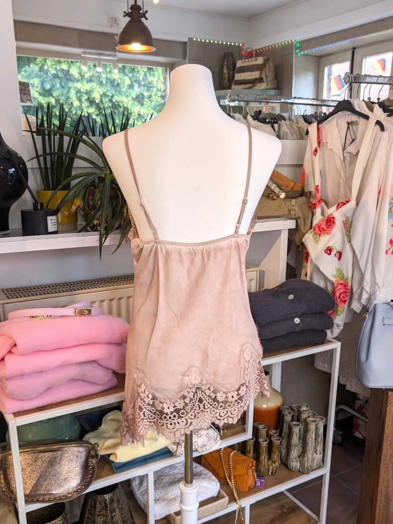 Elegantes seidiges asymmetrisches Viskose Satin Top in trendigem Altrosa, verfeinert durch zarte Spitzendetails. Qualität und Komfort, den Sie verdienen!