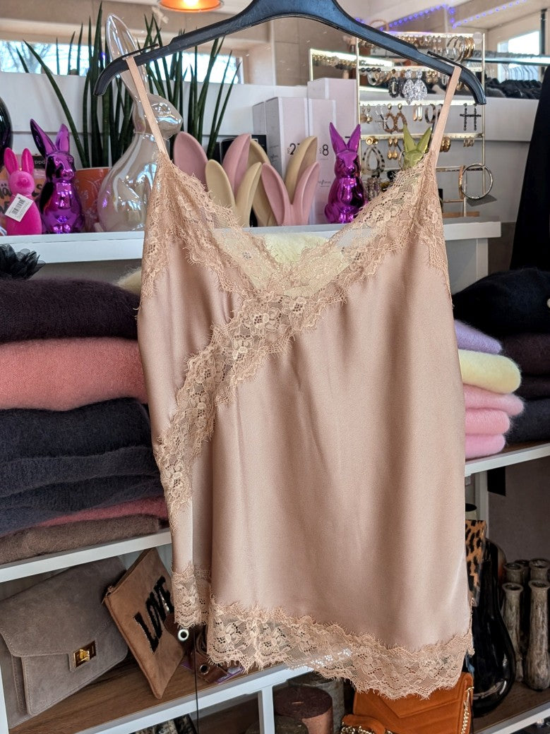Elegantes seidiges asymmetrisches Viskose Satin Top in elegantem Beige Taupe, verfeinert durch zarte Spitzendetails. Qualität und Komfort, den Sie verdienen!