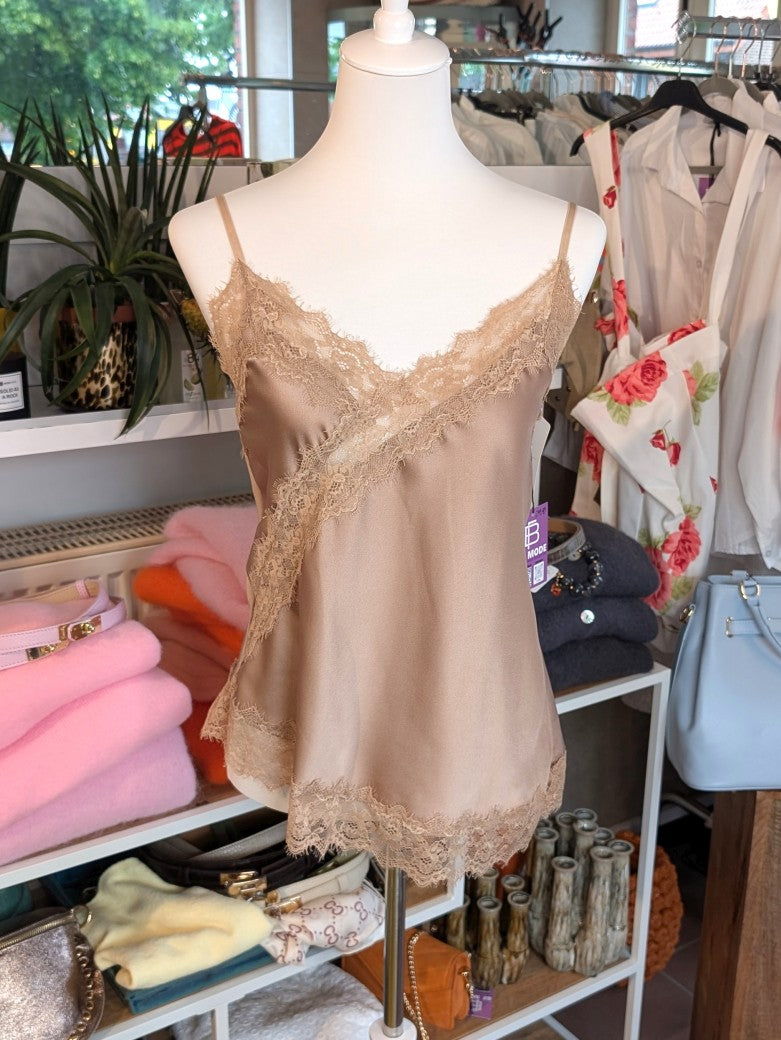 Elegantes seidiges asymmetrisches Viskose Satin Top in elegantem Beige Taupe, verfeinert durch zarte Spitzendetails. Qualität und Komfort, den Sie verdienen!