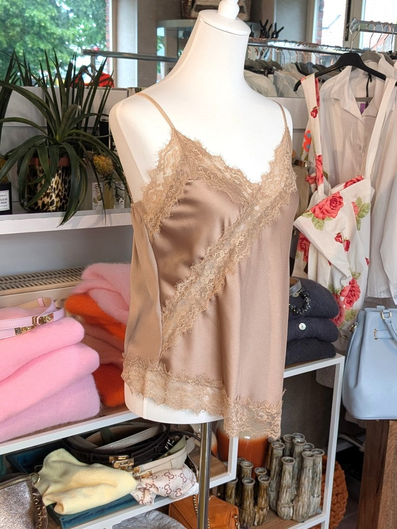 Elegantes seidiges asymmetrisches Viskose Satin Top in elegantem Beige Taupe, verfeinert durch zarte Spitzendetails. Qualität und Komfort, den Sie verdienen!