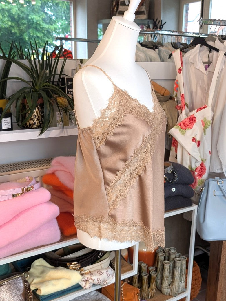 Elegantes seidiges asymmetrisches Viskose Satin Top in elegantem Beige Taupe, verfeinert durch zarte Spitzendetails. Qualität und Komfort, den Sie verdienen!