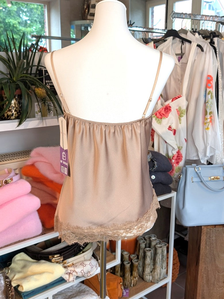 Elegantes seidiges asymmetrisches Viskose Satin Top in elegantem Beige Taupe, verfeinert durch zarte Spitzendetails. Qualität und Komfort, den Sie verdienen!