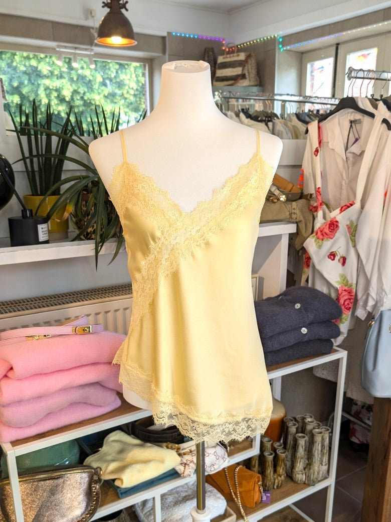 Elegantes seidiges asymmetrisches Viskose Satin Top in Butter Yellow Gelb, verfeinert durch zarte Spitzendetails. Qualität und Komfort, den Sie verdienen!
