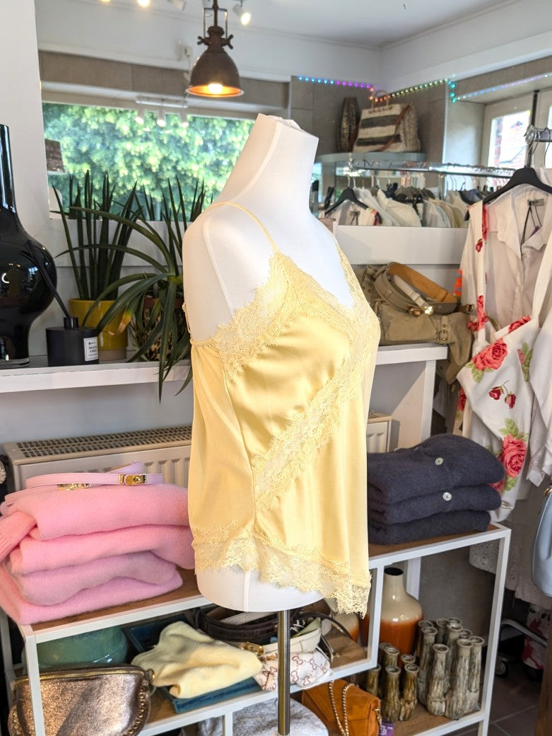 Elegantes seidiges asymmetrisches Viskose Satin Top in Butter Yellow Gelb, verfeinert durch zarte Spitzendetails. Qualität und Komfort, den Sie verdienen!