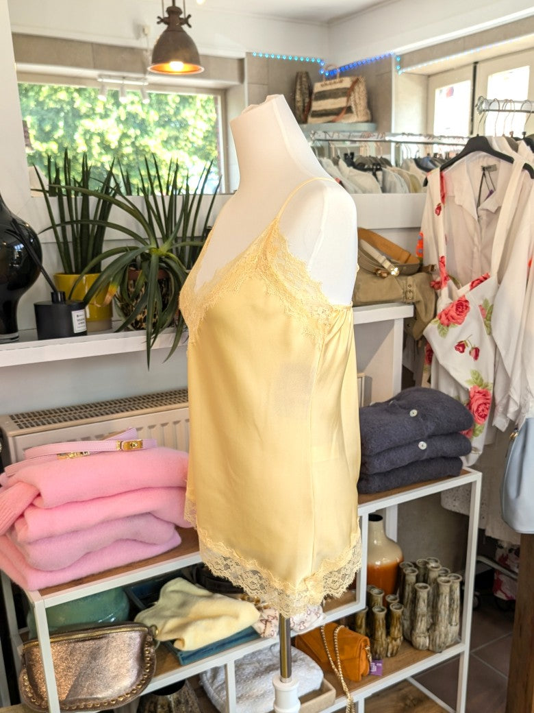 Elegantes seidiges asymmetrisches Viskose Satin Top in Butter Yellow Gelb, verfeinert durch zarte Spitzendetails. Qualität und Komfort, den Sie verdienen!