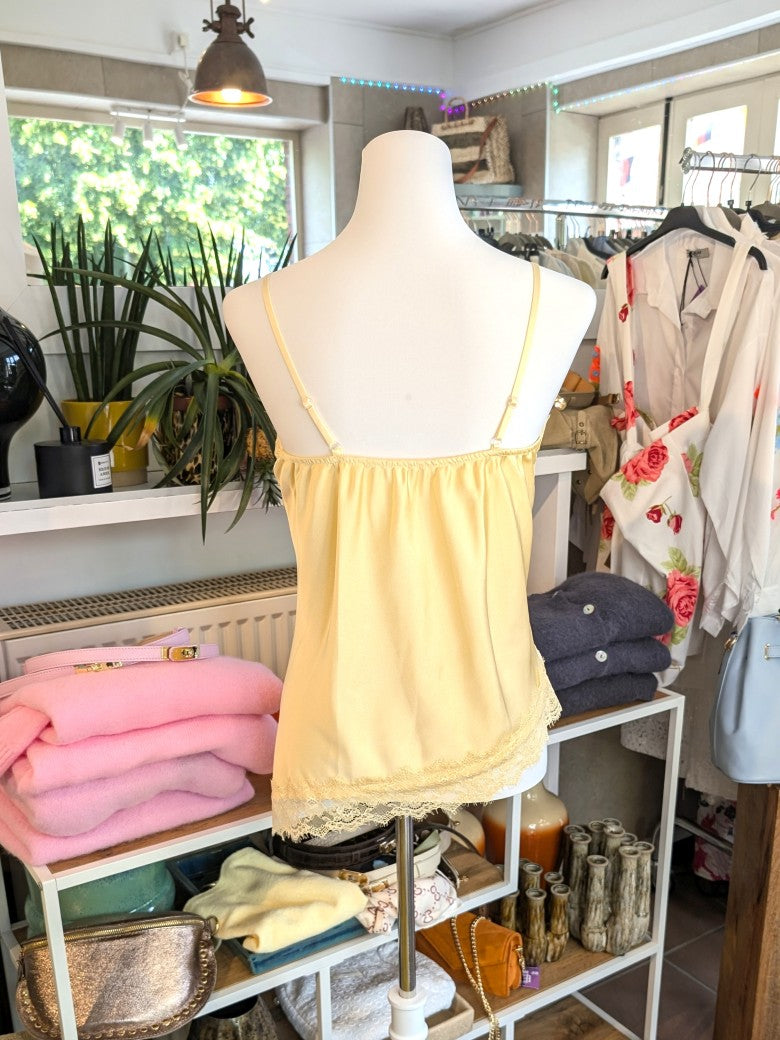 Elegantes seidiges asymmetrisches Viskose Satin Top in Butter Yellow Gelb, verfeinert durch zarte Spitzendetails. Qualität und Komfort, den Sie verdienen!
