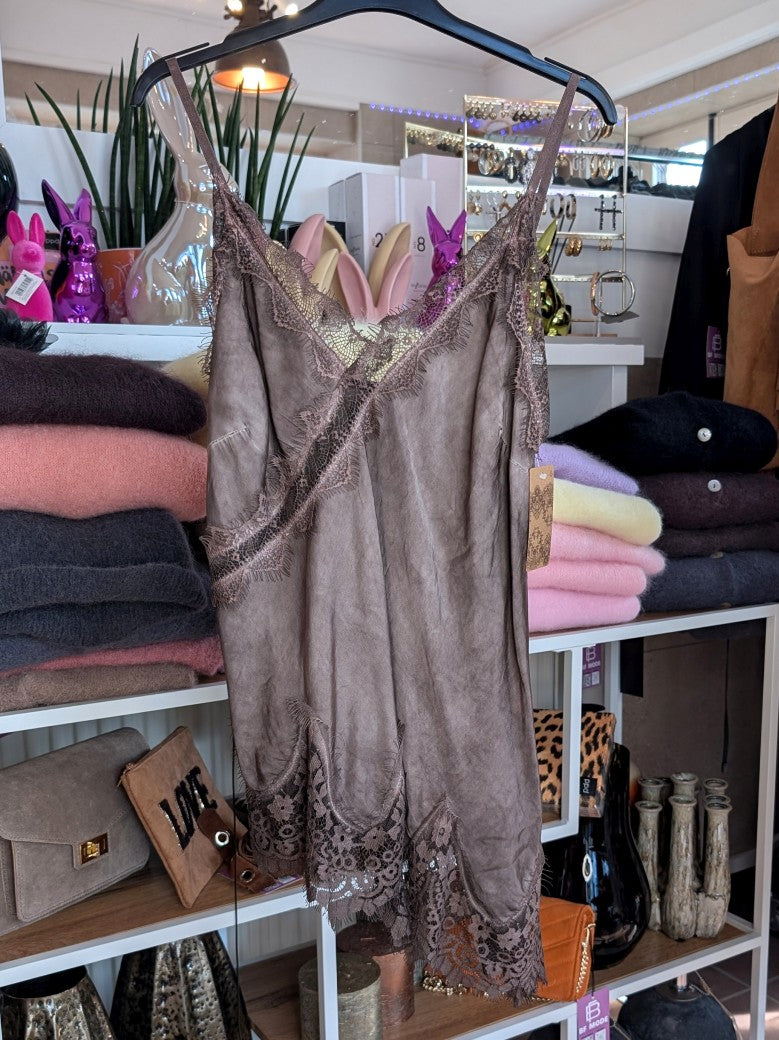 Elegantes seidiges asymmetrisches Viskose Satin Top in trendigem Coffee Braun, verfeinert durch zarte Spitzendetails. Qualität und Komfort, den Sie verdienen!