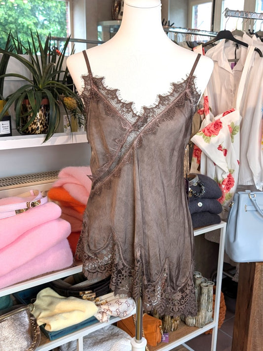 Elegantes seidiges asymmetrisches Viskose Satin Top in trendigem Coffee Braun, verfeinert durch zarte Spitzendetails. Qualität und Komfort, den Sie verdienen!