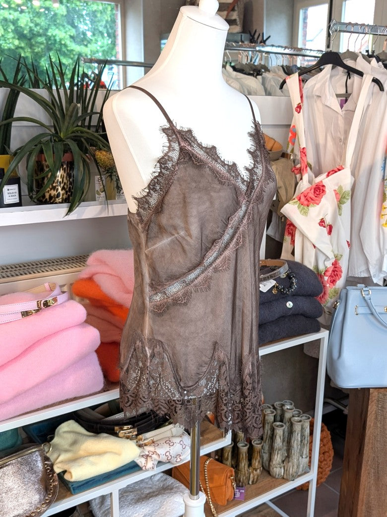 Elegantes seidiges asymmetrisches Viskose Satin Top in trendigem Coffee Braun, verfeinert durch zarte Spitzendetails. Qualität und Komfort, den Sie verdienen!