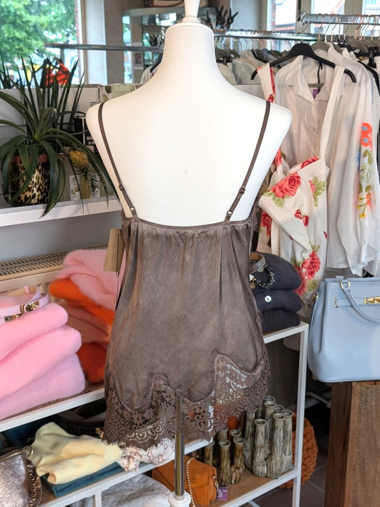 Elegantes seidiges asymmetrisches Viskose Satin Top in trendigem Coffee Braun, verfeinert durch zarte Spitzendetails. Qualität und Komfort, den Sie verdienen!