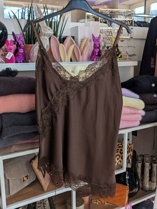 Elegantes seidiges asymmetrisches Viskose Satin Top in trendigem Coffee Braun, verfeinert durch zarte Spitzendetails. Qualität und Komfort, den Sie verdienen!