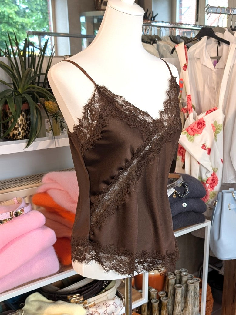 Elegantes seidiges asymmetrisches Viskose Satin Top in trendigem Coffee Braun, verfeinert durch zarte Spitzendetails. Qualität und Komfort, den Sie verdienen!