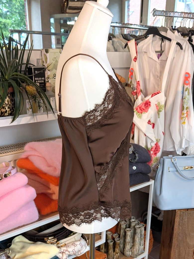 Elegantes seidiges asymmetrisches Viskose Satin Top in trendigem Coffee Braun, verfeinert durch zarte Spitzendetails. Qualität und Komfort, den Sie verdienen!