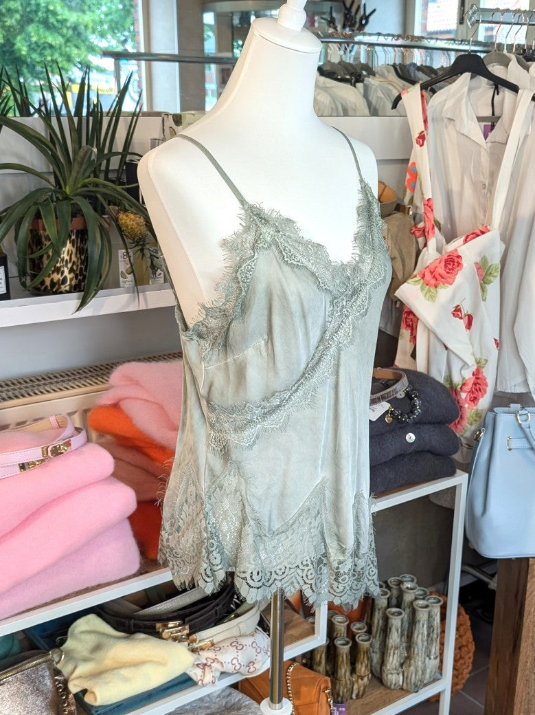 Elegantes seidiges asymmetrisches Viskose Satin Top in trendigem Grün, verfeinert durch zarte Spitzendetails. Qualität und Komfort, den Sie verdienen!