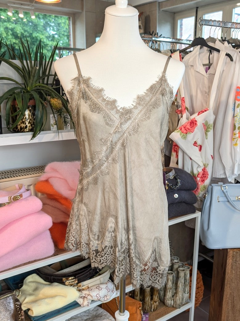 Elegantes seidiges asymmetrisches Viskose Satin Top in trendigem Taupe Beige, verfeinert durch zarte Spitzendetails. Qualität und Komfort, den Sie verdienen!