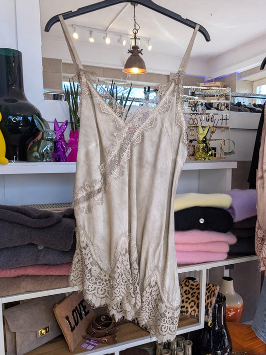 Elegantes seidiges asymmetrisches Viskose Satin Top in trendigem Taupe Beige, verfeinert durch zarte Spitzendetails. Qualität und Komfort, den Sie verdienen!