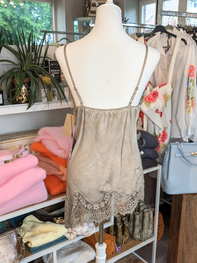 Elegantes seidiges asymmetrisches Viskose Satin Top in trendigem Taupe Beige, verfeinert durch zarte Spitzendetails. Qualität und Komfort, den Sie verdienen!