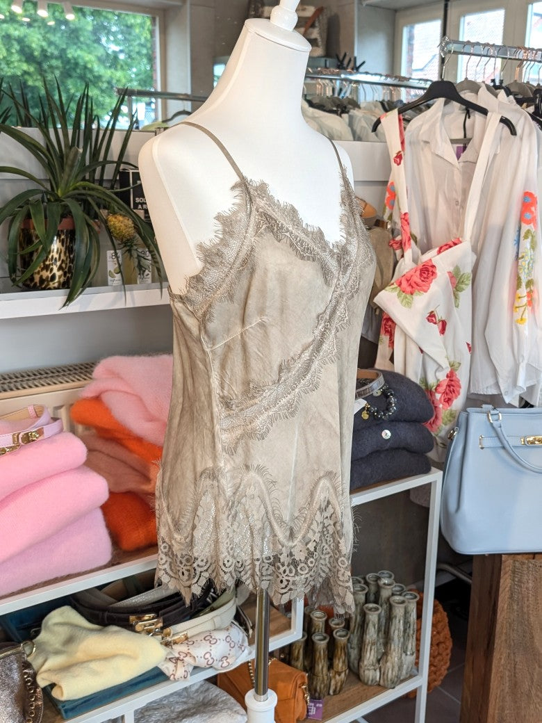 Elegantes seidiges asymmetrisches Viskose Satin Top in trendigem Taupe Beige, verfeinert durch zarte Spitzendetails. Qualität und Komfort, den Sie verdienen!