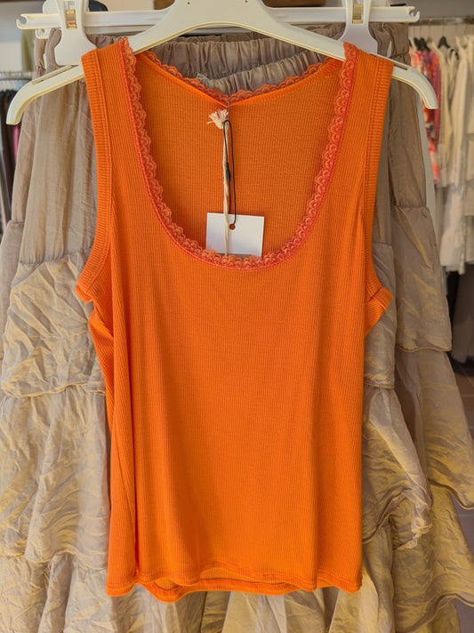 Dieses gerippte Top in leuchtendem Orange aus hochwertiger Baumwolle bietet angenehmen Tragekomfort und eine perfekte Passform in One Size - hol`es Dir jetzt!