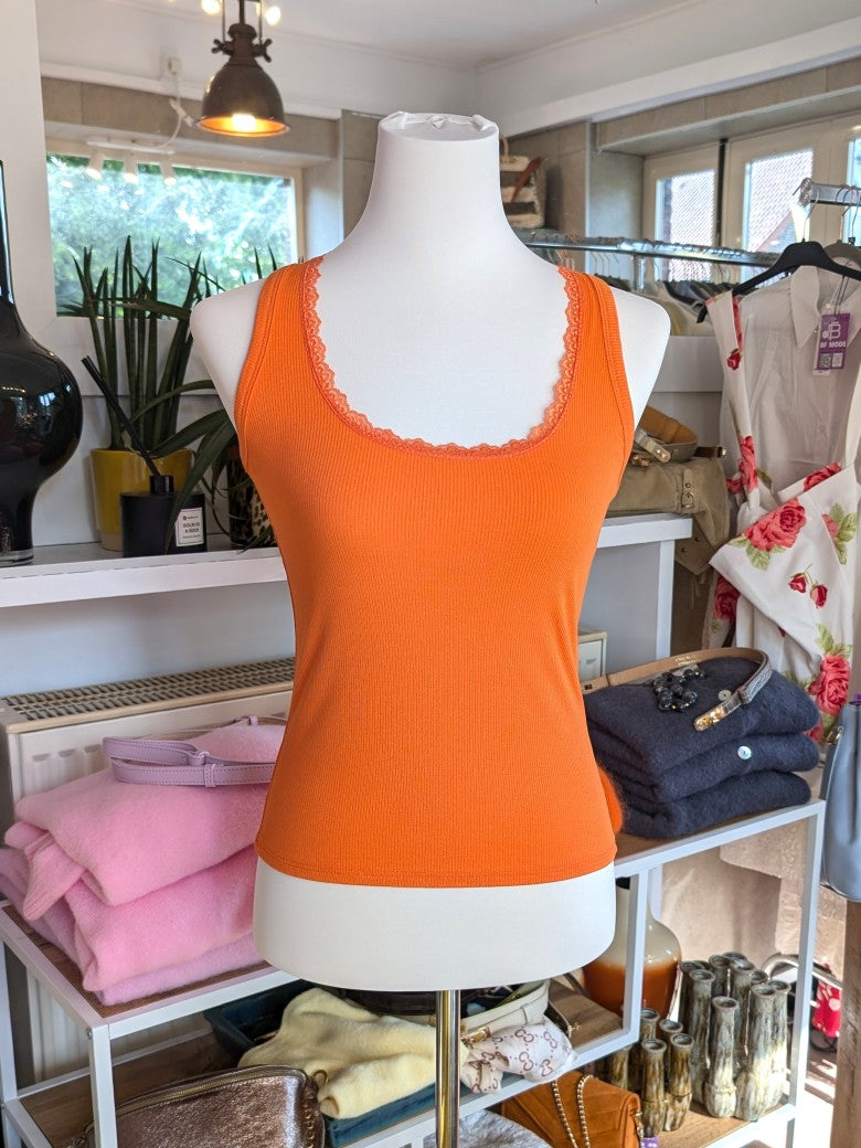 Dieses gerippte Top in leuchtendem Orange aus hochwertiger Baumwolle bietet angenehmen Tragekomfort und eine perfekte Passform in One Size - hol`es Dir jetzt!
