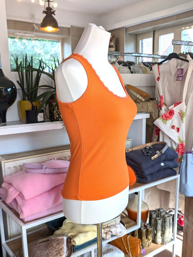 Dieses gerippte Top in leuchtendem Orange aus hochwertiger Baumwolle bietet angenehmen Tragekomfort und eine perfekte Passform in One Size - hol`es Dir jetzt!