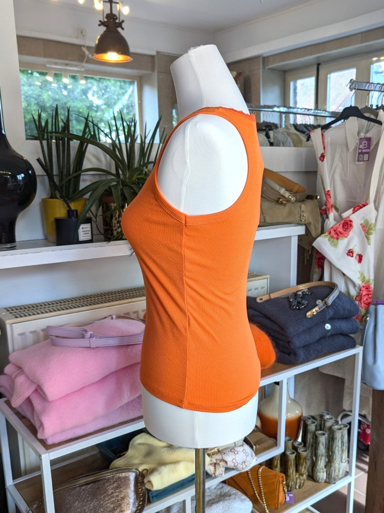Dieses gerippte Top in leuchtendem Orange aus hochwertiger Baumwolle bietet angenehmen Tragekomfort und eine perfekte Passform in One Size - hol`es Dir jetzt!