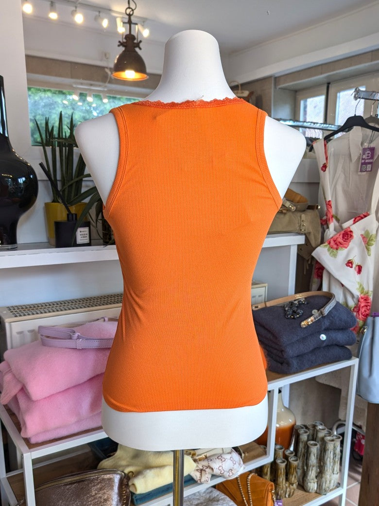 Dieses gerippte Top in leuchtendem Orange aus hochwertiger Baumwolle bietet angenehmen Tragekomfort und eine perfekte Passform in One Size - hol`es Dir jetzt!