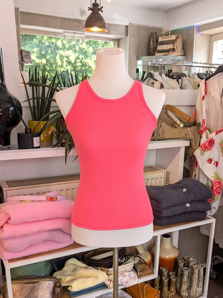 Erlebe ultimativen Komfort mit unserem Top aus gerippter weicher Baumwolle in Pink. Die schmale Passform betont die Figur und bietet ein angenehmes Tragegefühl!