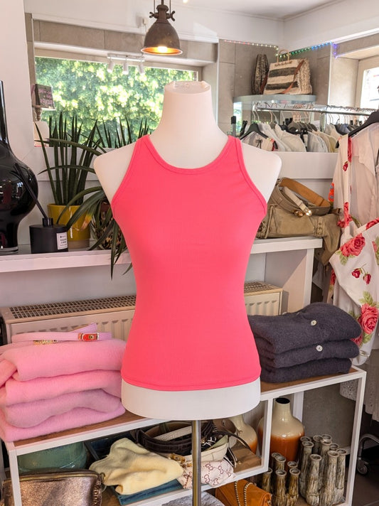 Erlebe ultimativen Komfort mit unserem Top aus gerippter weicher Baumwolle in Pink. Die schmale Passform betont die Figur und bietet ein angenehmes Tragegefühl!