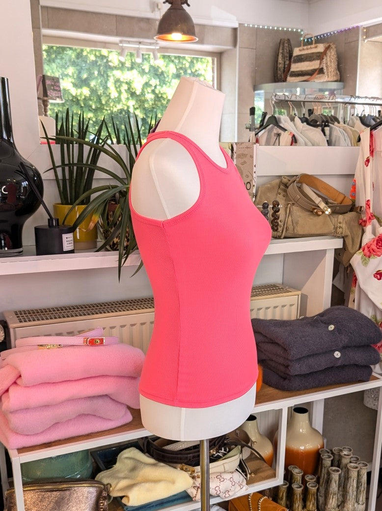 Erlebe ultimativen Komfort mit unserem Top aus gerippter weicher Baumwolle in Pink. Die schmale Passform betont die Figur und bietet ein angenehmes Tragegefühl!