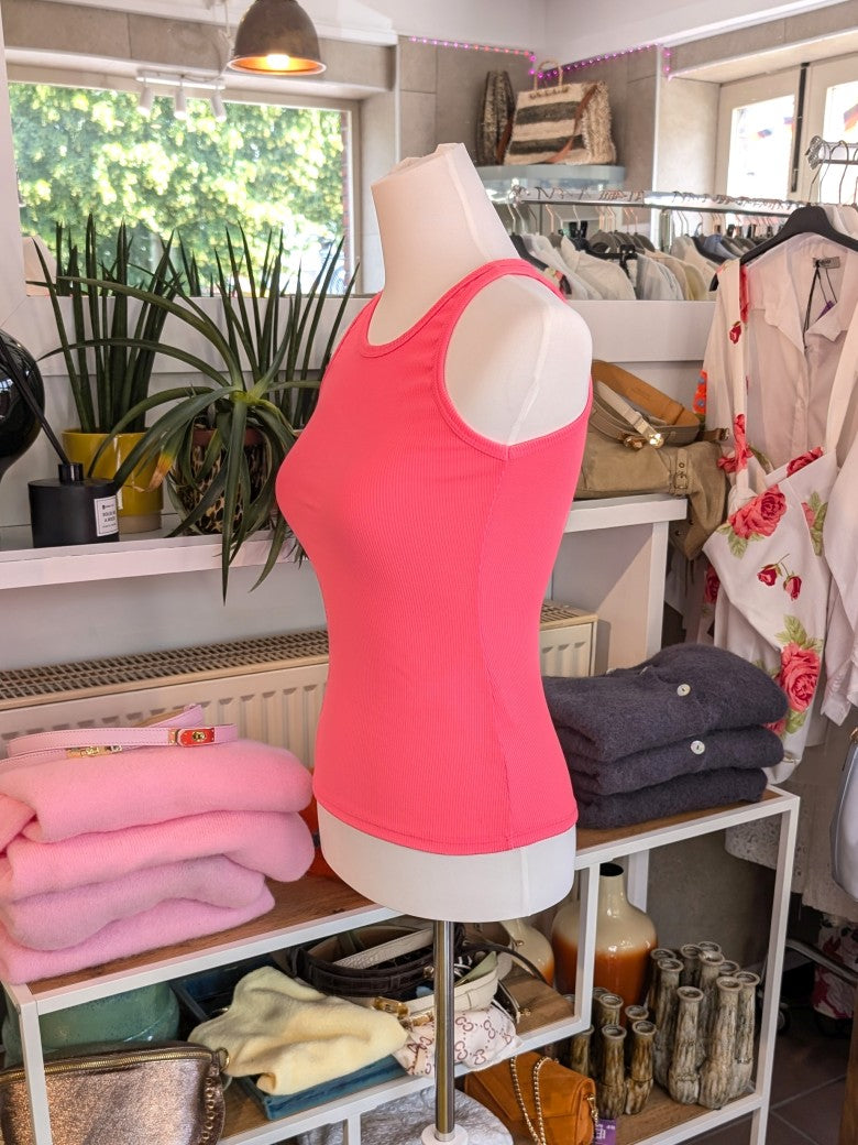 Erlebe ultimativen Komfort mit unserem Top aus gerippter weicher Baumwolle in Pink. Die schmale Passform betont die Figur und bietet ein angenehmes Tragegefühl!