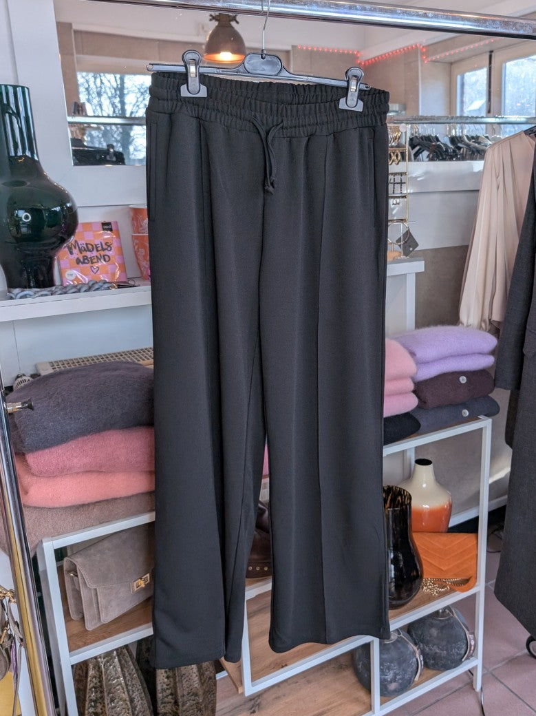 Travel Hose mit Gummizug in klassischem Schwarz – perfekte Begleiterin für Ihre Abenteuer. Ideal für Reisen und den Alltag, Sightseeing, Flugzeug oder zu Hause!