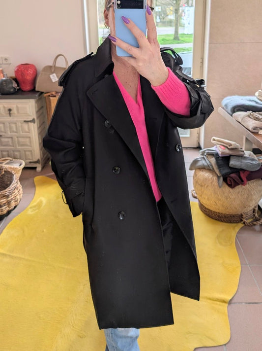 Hochwertige Verarbeitung und stilvoller Look: Mit dem eleganten langen oversized Trenchcoat Mantel in Schwarz von Attentif bist Du immer gut angezogen!