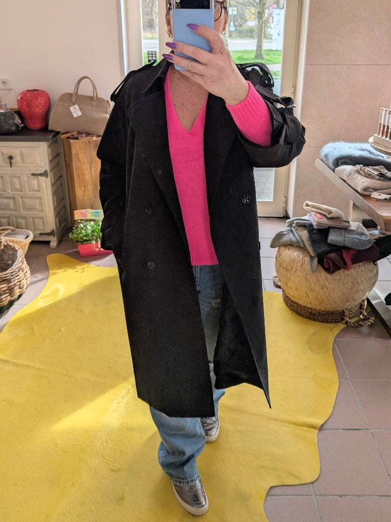 Hochwertige Verarbeitung und stilvoller Look: Mit dem eleganten langen oversized Trenchcoat Mantel in Schwarz von Attentif bist Du immer gut angezogen!