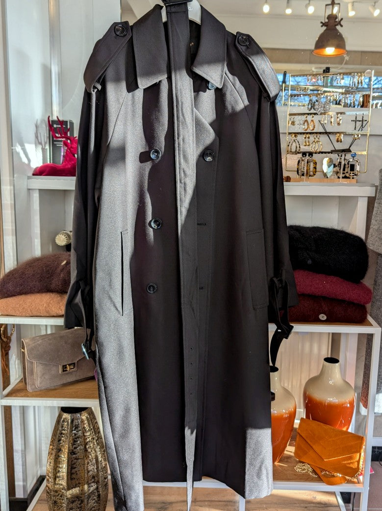 Hochwertige Verarbeitung und stilvoller Look: Mit dem eleganten langen oversized Trenchcoat Mantel in Schwarz von Attentif bist Du immer gut angezogen!
