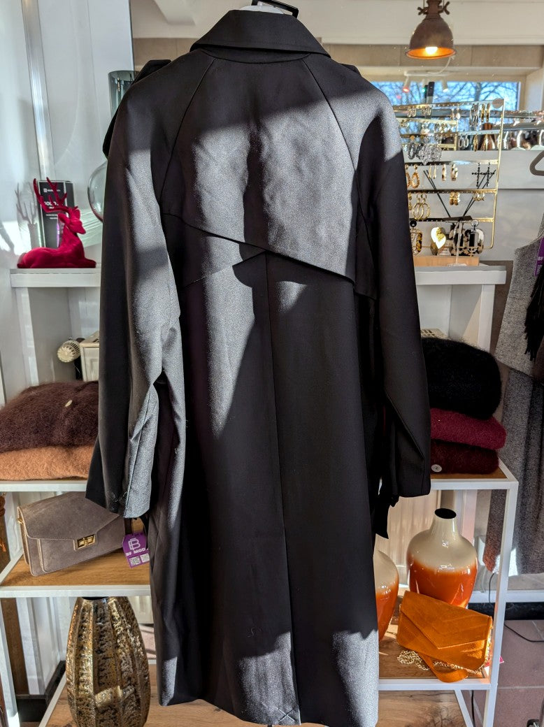 Hochwertige Verarbeitung und stilvoller Look: Mit dem eleganten langen oversized Trenchcoat Mantel in Schwarz von Attentif bist Du immer gut angezogen!