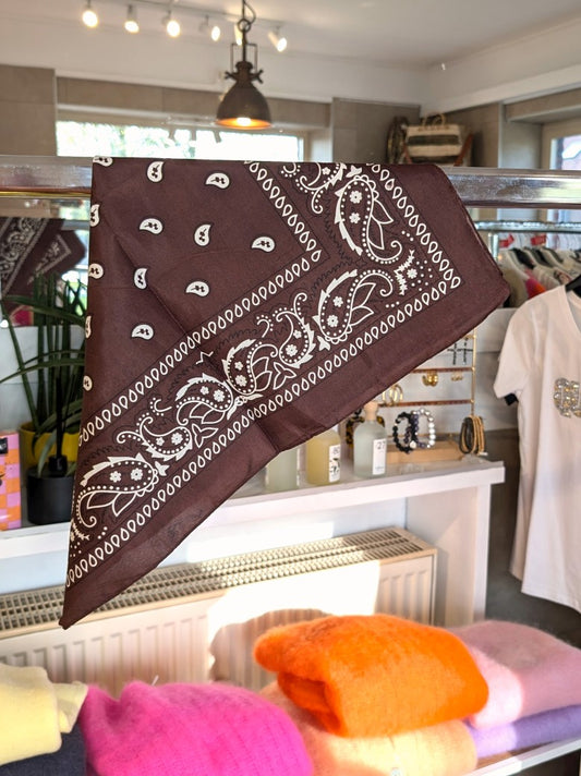 Raffiniert elegantes Tuch im Kujten Stil in Braun mit Weiß. Bietet Styling Möglichkeiten wie Halstuch, Kopftuch, Tuch um die Hüften oder stilvolles Accessoire!