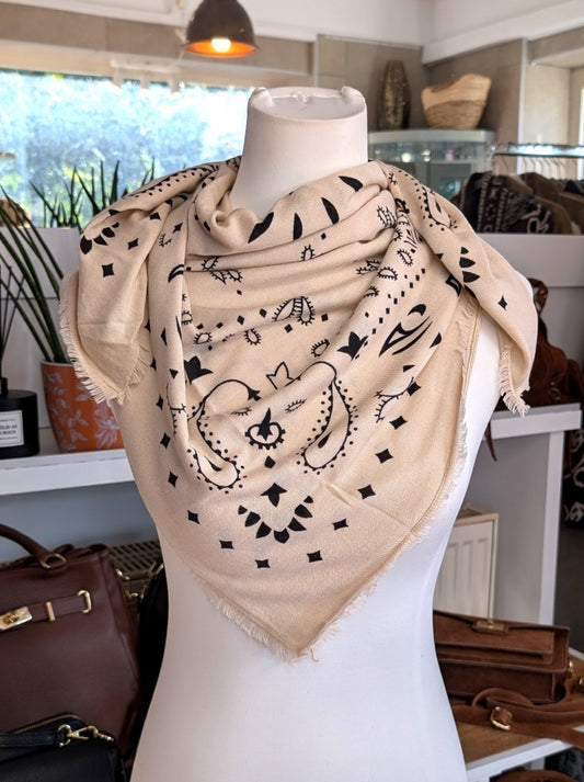 Raffiniert elegantes Paisley Tuch aus Kaschmir Merino Wolle in Beige Apricots. Styling als Halstuch, Kopftuch, Tuch um die Hüften oder stilvolles Accessoire!